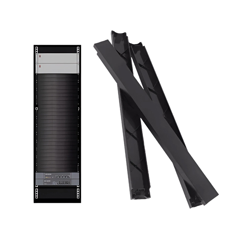 What is the main sealing mechanism of the flange cover when closing the vacant U space?